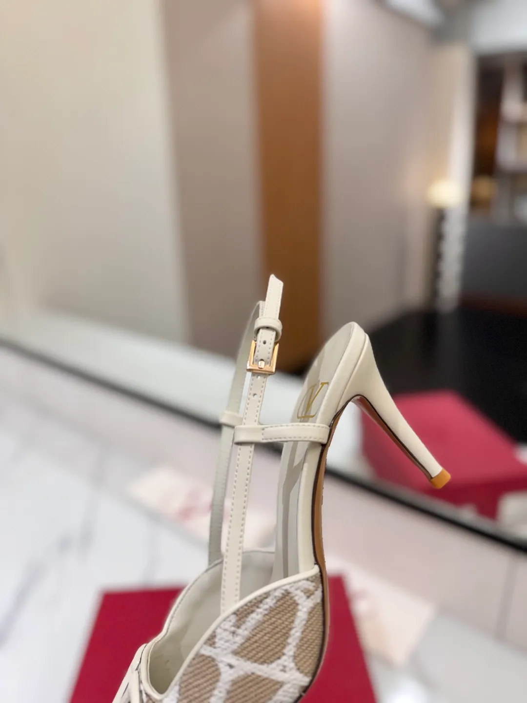 💕💕Factory direct selling price p520💕💕 Valentino VALENTINO's latest Valentino GaravaniV logo sling-back high heels with VLogo Signature decoration - Platinum tone VLogoSignature decoration ♡Elegant style, creating a different feeling! ♡It is an indispensable shoe in your shoe cabinet! ♡Simple temperament style, the highest version on the market♡ ◆ Material: Woolen cloth material◆ ◆ Lining and feet: imported goatskin◆ ◆ Outsole: Italian genuine leather outsole ◆ ◆ Heel height: ❽𝙘𝙢 ◆ ♡ show bdetails ♡ ———————————— ◢size. |35-39 (34.40 41 42 customized)◣